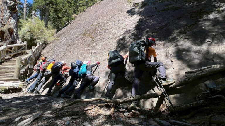 line album 414 15玉山主東西 領隊 黃文信嚮導 陳敏寧 260117 24